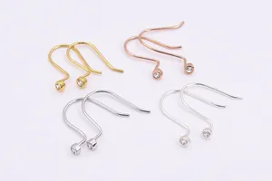 Détail de crochets d'oreilles en argent S925 avec zircon en quatre couleurs de placage