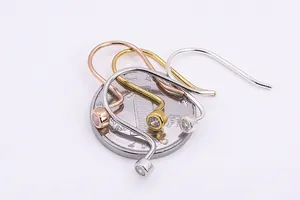 Détail des crochets de boucles d'oreilles en argent S925 avec zircon et pièce de monnaie