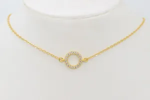 Détail du pendentif double cercle en argent S925 doré avec pavage de zircons brillants