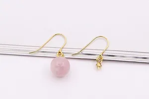 Macro d'un crochet d'oreille en argent S925 avec perle rose et support pour bijoux