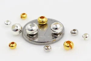 Détail macro de perles demi-lune en argent S925 avec une pièce pour comparer la taille