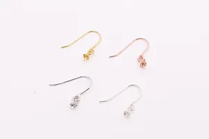 Vue macro de crochets d'oreilles en argent S925 avec plateaux à épingles en quatre finitions
