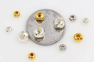 Détail de cache-nœuds en argent S925 doré et argenté avec pièce pour comparer la taille