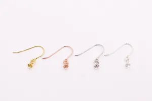 Gros plan de crochets d'oreilles en argent S925 avec plateaux en quatre tons de métal