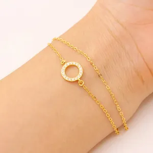 Bracelet élégant double chaîne en or avec pendentif rond serti de zircons étincelants
