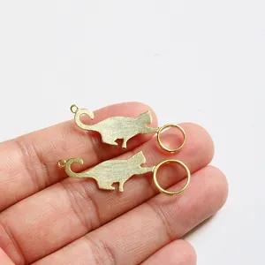 Ciondolo gatto in argento S925 dorato con cornice di perle e finitura spazzolata per fai da te