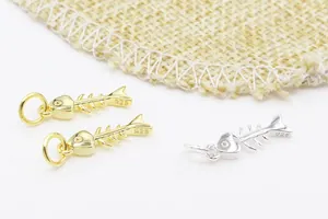 Vue macro des pendentifs arêtes de poisson en argent S925 avec poinçon pour bijoux DIY