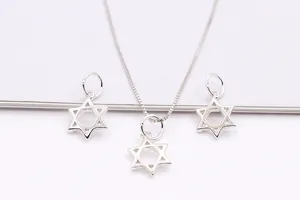 Makroaufnahme von S925 Sterlingsilber Hexagon-Sternanhängern und einer feinen Gliederkette