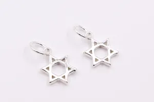 Nahaufnahme von S925 Sterlingsilber Hexagon-Anhängern mit hohler Mitte und 925er-Stempel