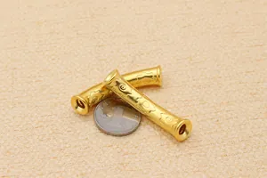Makro-Detail von 3D-Silber-Abstandshaltern mit Blumenmuster und mattem Goldfinish