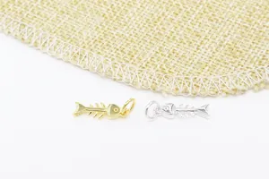 Vue détaillée de breloques d'arêtes de poisson en argent 925 doré et argenté