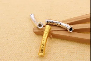 Makro-Detail von 3D-Silber-Mantra-Perlen mit Blumenrelief für DIY-Schmuckherstellung