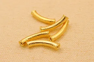 Detailansicht der mattgoldenen gebogenen Perlen mit Blumen gravur für DIY-Schmuck