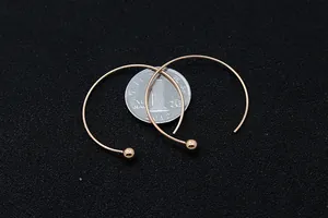 Dettaglio degli orecchini a cerchio in argento S925 oro rosa con sfere di metallo