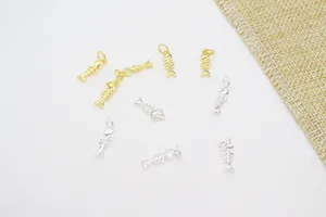 Vue macro détaillée de pendentifs d'arêtes de poisson en argent S925 dorés et argentés