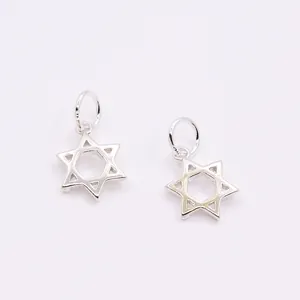 Minimalistische S925 Sterling Silber Hexagon Stern Anhänger auf weißem Hintergrund poliert