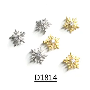 Gros plan de pendentifs flocon de neige en or et argent avec cristaux de zircone