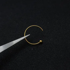 Gancio per orecchini tondo in argento S925 dorato con sfera su sfondo nero