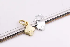 Makroaufnahme von matten S925 Sterling Silber Kleeblatt Anhängern mit 925 Prägung