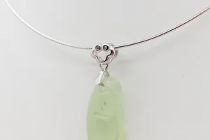 Vue détaillée du fermoir en argent S925 nuage avec pendentif en jade translucide