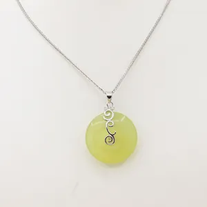 Elegante colgante de plata S925 con piedra de jade verde claro y cadena tejida fina