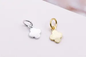 Nahaufnahme der gebürsteten S925 Silber und Gold Kleeblatt-Anhänger für DIY-Schmuckherstellung