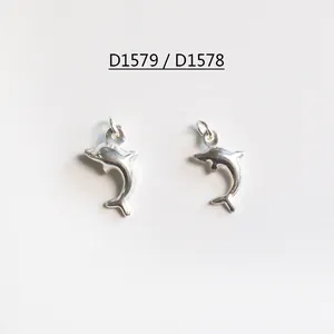 Dettaglio di due ciondoli a forma di pesce in argento sterling S925 per gioielli fai da te