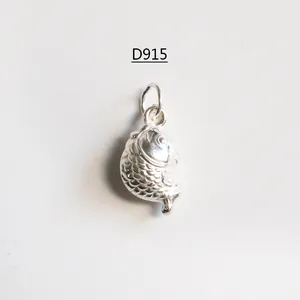 Dettaglio macro del ciondolo a pesce in argento sterling S925 con squame intagliate
