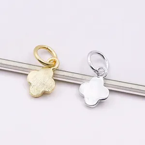 S925 Sterling Silber Kleeblatt Anhänger in Gold und Silber mit gebürsteter Oberfläche