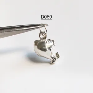 Dettaglio ravvicinato di un ciondolo a forma di pesce in argento sterling S925 per fai da te