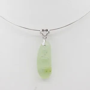 Bélière en argent S925 avec pendentif en jade vert en forme de cosse de pois