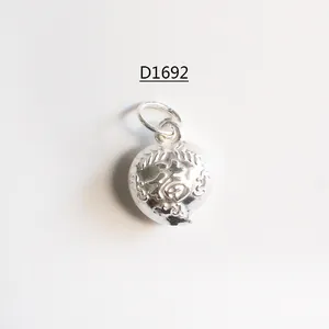 Vista macro del ciondolo a campana a forma di pesce in argento S925 con carattere Fu
