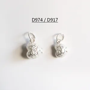 Dettaglio di ciondoli a cuore in argento sterling S925 con motivi incisi tradizionali