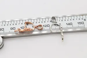 Nahaufnahme von S925 Silber Anhänger-Clips in Roségold und Silber mit Messschieber
