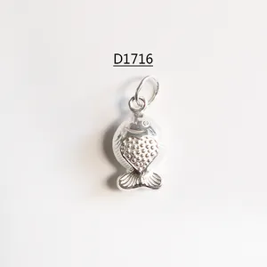 Macro del ciondolo a forma di pesce in argento sterling S925 con cuore e incisioni fini