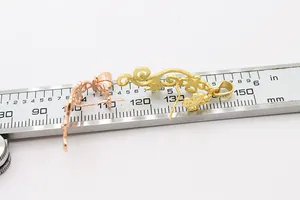 Medición detallada de colgantes de plata S925 calados en color oro rosa y dorado