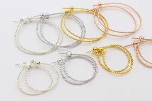 Detail van S925 sterling zilveren gedraaide oorringen in goud, zilver en roségoud kleur