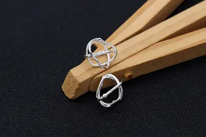 Nahaufnahme von hohlen geometrischen S925 Silberkugeln mit modernem Gitter-Design