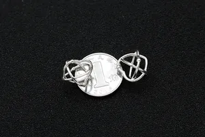Makro-Detail des hohlen 925er Silber Sternenkugel-Anhängers mit kreuzgewebter Textur