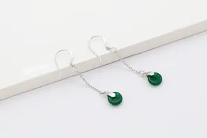 Detalle de pendientes de plata S925 con colgantes de jade verde y cadena larga de gancho