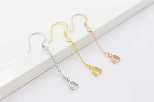 Detalle de ganchos para pendientes de plata S925 con cadenas finas en plata y dorado