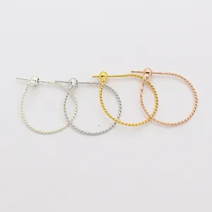Gedraaide oorringen in zilver, gunmetal, goud en rose goud met koordmotief