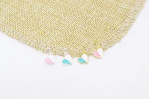 Detailopname van DIY hartvormige hangers met emaille voor kettingen en armbanden