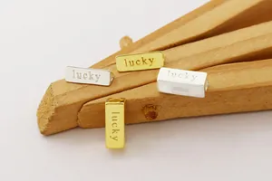 Detailaufnahme von S925 Sterlingsilber Lucky-Anhängern in Gold und Silber für DIY-Schmuck