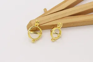 Gros plan sur des pendentifs sphères évidées dorées en argent S925 pour bijoux DIY