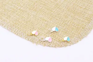 Detailopname van DIY mini hartjes hangers met emaille inleg en goud- en zilveren plating