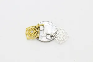 Détails macro de pendentifs mandala en argent S925 avec zircon incrusté et pièce de référence