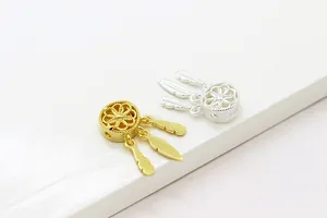 Gedetailleerde opname van S925 sterling zilveren dromenvanger bedeltjes met veren in goud en zilver