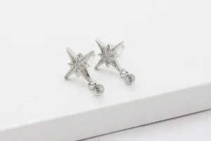 Detalle de aretes de estrella en plata S925 con circón para joyería de perlas DIY