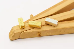 Makroaufnahme von S925 Sterlingsilber Lucky-Abstandshalterperlen in Gold und Silber